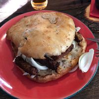 Ćevapi u lepinji, veganski. Odlični!!! Bilo bi super da se uz takvo skupo jelo dobije makar ajvar, a pomes bi valjda bilo previše tražit 😅. Sve u svemu, fini i ukusni ćevap at Rustika in Osijek