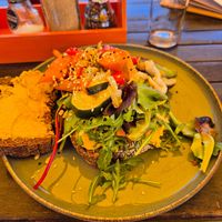 Broodje hummus zonder feta at De Kribbe in Wilp