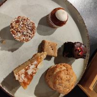 Scone (met apart nog jam), kruidige shortbread, brownie, dadeltaartje, sinaasappel taartje en een soort mini muffin at De Kribbe in Wilp