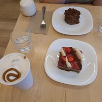 zebubu caramel frappe, macchiato
fraise napolitean, et mouse au caramel et aux noix de pécan (caramel pecan chocolate cake) at Pâtisserie Zébulon in Montreal