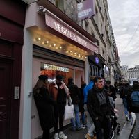 Outside the restaurant, complete with queue (Dec 2021) at Naked Burger - 6ème in Paris