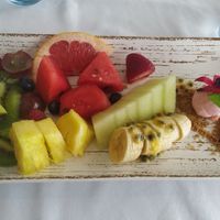 Fruta del tiempo con sorbete (helado de fresa, no vegan) at Sea View in Porto Moniz