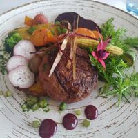 Hamburguesa vegana (beyond meat) con boniato, salsa remolacha y ensalada at Sea View in Porto Moniz