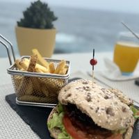 Veganer Burger mit geschmolzenen Zwiebeln, Guacamole und Pommes   at Sea View in Porto Moniz