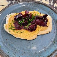 Coca con hummus de coliflor y chips de remolacha  at La Mujer de Verde in Mallorca