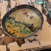 Curry verde con barbabietole e arachidi accompagnato da riso basmati, verdure in pastella e salsa al mango  at La Mujer de Verde in Mallorca