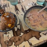  Curry verde con barbabietole e arachidi accompagnato da riso basmati, verdure in pastella e salsa al mango  at La Mujer de Verde in Mallorca