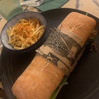 Sandwich con peperoni grigliati, spinaci, Heura, mayonnayse, salsa di pomodoro e cipolle rosse  at La Mujer de Verde in Mallorca