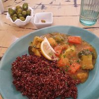 Qunioa roja con verduras at La Mujer de Verde in Mallorca