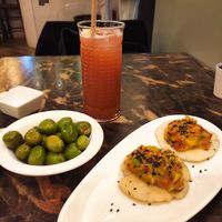 Paté de pimientos de piquillo con pan de semillas, crudités y pico de gallo (1

op.) at La Mujer de Verde in Mallorca
