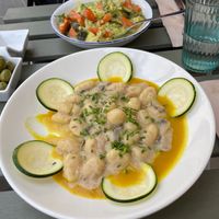 Hinten: grünes Curry mit Reis; vorne Gnocchi in Pilzrahmsoße (Hauptgang)  at La Mujer de Verde in Mallorca