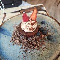 Geweldig toetje!!! (je proeft chocolade, ferrero rocher, kinder bueno)
Prachtig opgediend at La Mujer de Verde in Mallorca