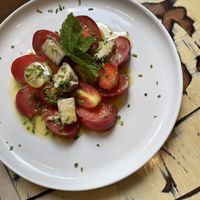 „blue forte“ cheese on a tomato and strawberry bouquet   at La Mujer de Verde in Mallorca