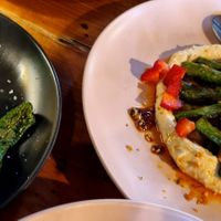 Pimentos padron e espargos bio com hummus e morangos at Sala141 in Guimaraes