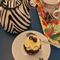 Cupcake and tea at Kitsch Café in Epernay