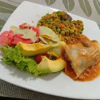 Canelón relleno de quinoa y vegetales en salsa de tomate 🍅 verduras en guisado y ensalada 🫜 at La Mesa Vegetariana in Bogota