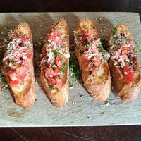 Bruchetta met tomaat, look en olijfolie. at Eeterij Kaai 10 in Sluis