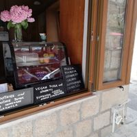 Sign that says: "vegan pizza and spagetti"  at Buffet Atlas in Cavtat