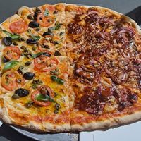 1 pizzas (2 metades veganas) at La Vieja in Sevilla