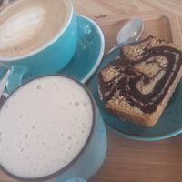 Vegan capuccino, chai latte and cake at Café Diem in Lorient