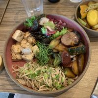 tigela oriente com tofu flambado, Vegetais salteados e saladas verdes   at Camelia Ododo in Sao Paulo