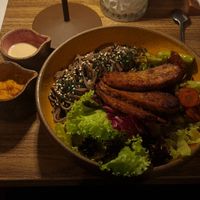 Prato Oriental (esqueci o nome rs)

Esse tem tempeh e foi a primeira vez que comi. Mudou minha vida, digo apenas isso! at Camelia Ododo in Sao Paulo