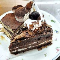 Vegan chocolate cake and mocha cake at Loving Hut Gangnam-gu - 러빙헛 in Seoul