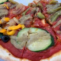 Vegetable pizza without cheese at Le 29 in Verdun