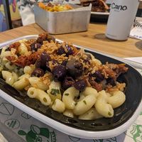 Pesto Mac and cheeze at No Frickin Chicken in Worcester