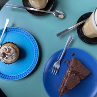 Chai Lattes mit Hafermilch, Schokokuchen und Tiramisu Cupcake at INTRO in Karlsruhe