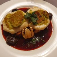Selleriemedaillons unter der Kräuterkruste auf Rotkrautjus, mit Brezelknödeln und Preiselbeeren at Gasthaus Bürgerstüble in Sankt Peter