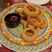Aros de cebolla con salsa barbacoa at Piccolo in Cuenca