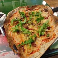 Pizza vegana, masa fina at Piccolo in Cuenca