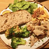 No pollo,penne con salsa boloñesa vegana y brócoli  at Margarito in Valencia