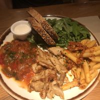 No pollo + pisto a la bilbaína + mayonesa oriental + penne a la boloñesa vegana  at Margarito in Valencia