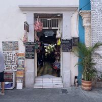 Entrance via a souvenir shop  at Mama-Nilma in Cartagena