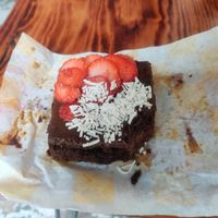 Brownie con fresas at Crush in Merida