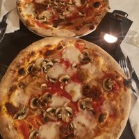 Pizza almusafes with extra champignons at La Terrazza in Valencia