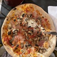 Vegan pizza funghi at La Terrazza in Valencia