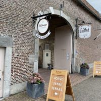 Terras zit op een mooi binnenplein  at De Laethof in Eijsden