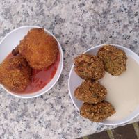 Cauliflower wings and falafel at Vegan Food Tour Utrecht in Utrecht