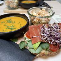 Schaftplank met vegan BLT sandwich, zoete aardappelsalade en pompoensoep  at First Eet in Arnhem