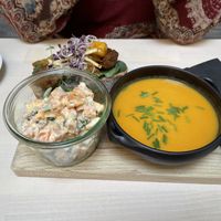 Schaftplank met chicken curry sandwich, zoete aardappelsalade en Pompoensoep  at First Eet in Arnhem