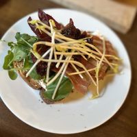 Toast cream cheese met vegan bacon en rode uien-cranberrycompote  at First Eet in Arnhem