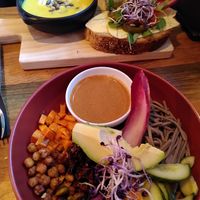 Buddha bowl en Schaftplank at First Eet in Arnhem