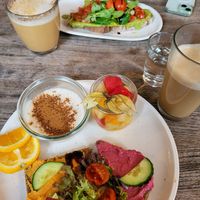 Hinten Schmankerlbrot mit Chai Latte und vorne Frühstück Therese mit Latte Macchiato at Café Amsl in Passau