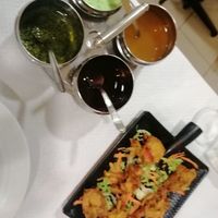Pakora de vegetais com molhos at Italian Indian Palace in Coimbra