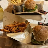 Zielony Burger und Pommes aus Süßkartoffeln  at SPOT in Szklarska Poreba