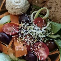 Salade adaptée pour la rendre vegane at Le Jardin du Marche in La Rochelle