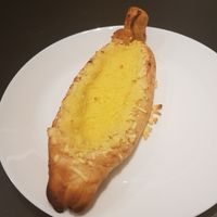 Peinirli with vegan cheese at Keenkies in Athens